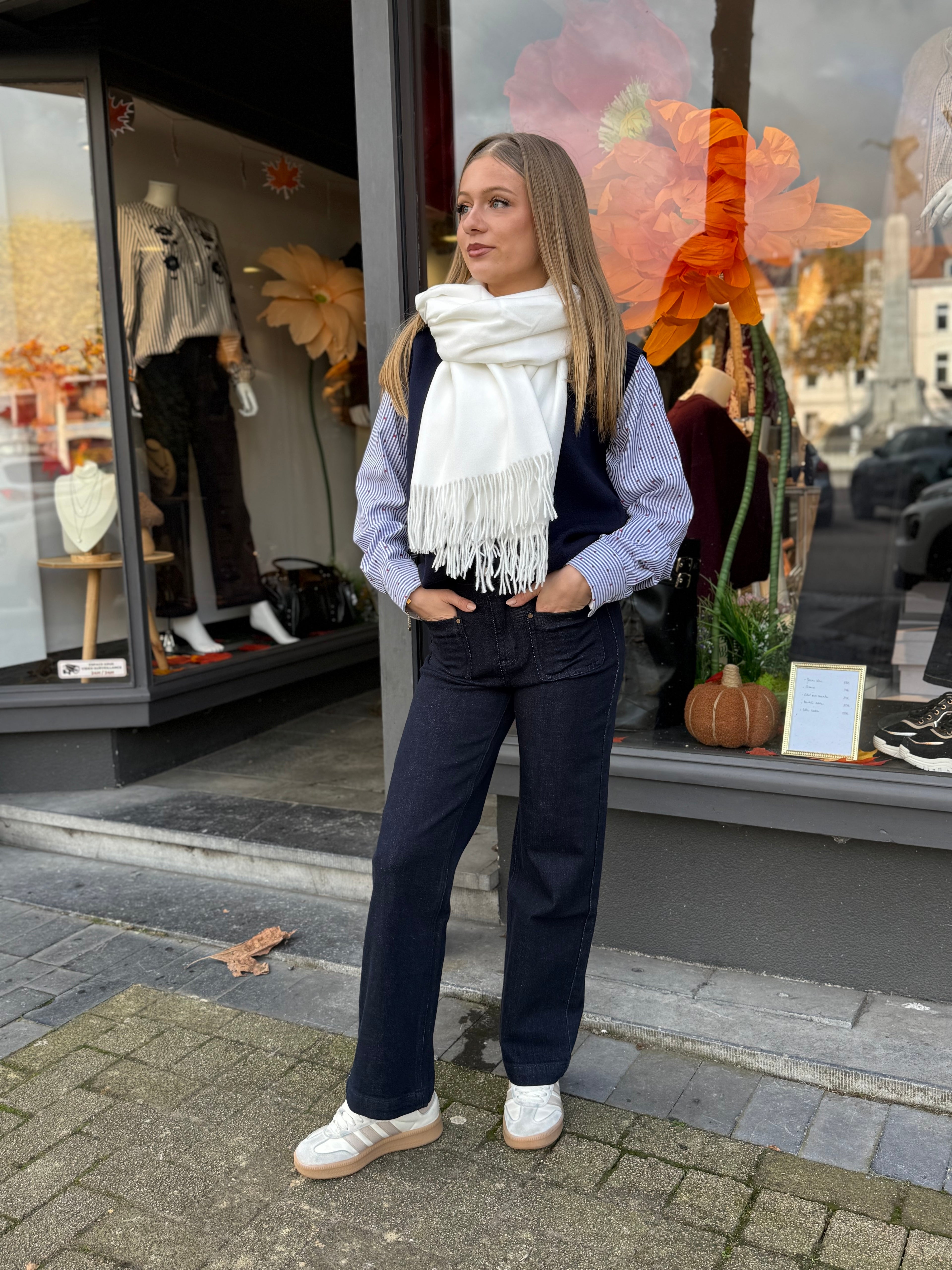 Le jeans brut avec poches plaquées