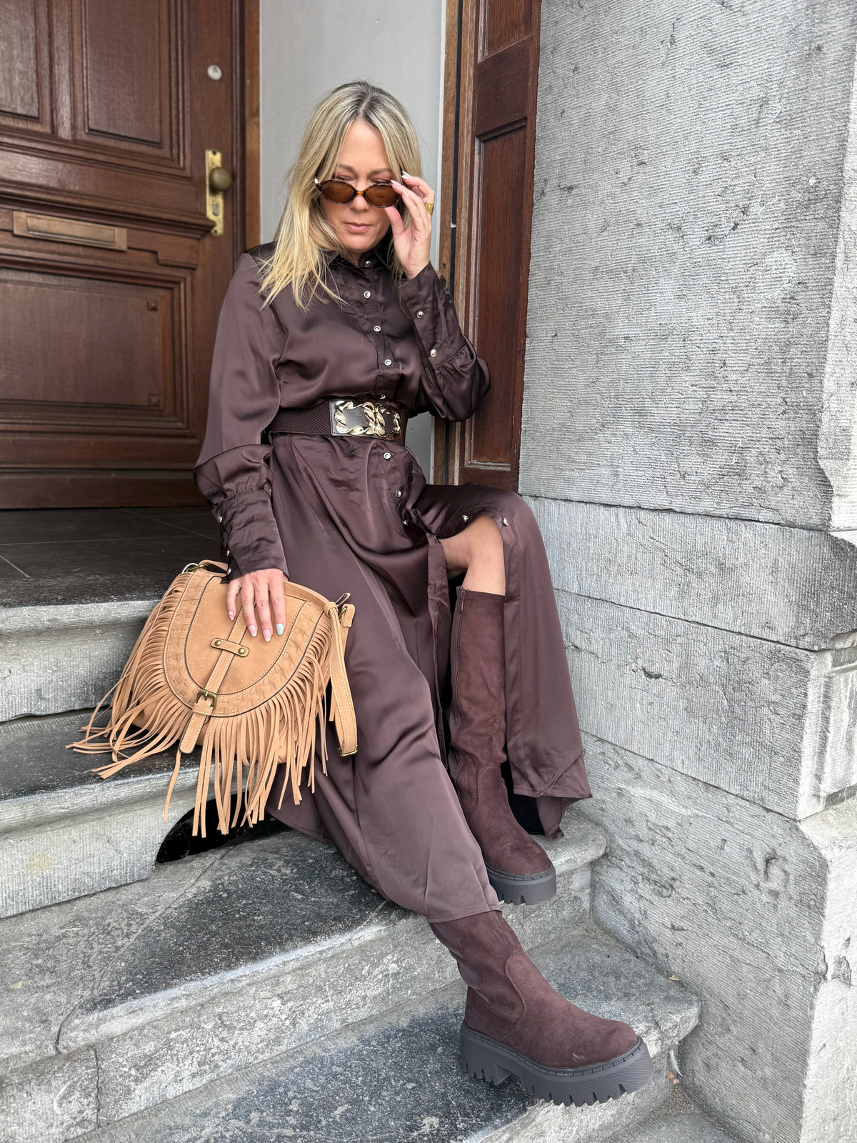 La longue robe satinée chocolat